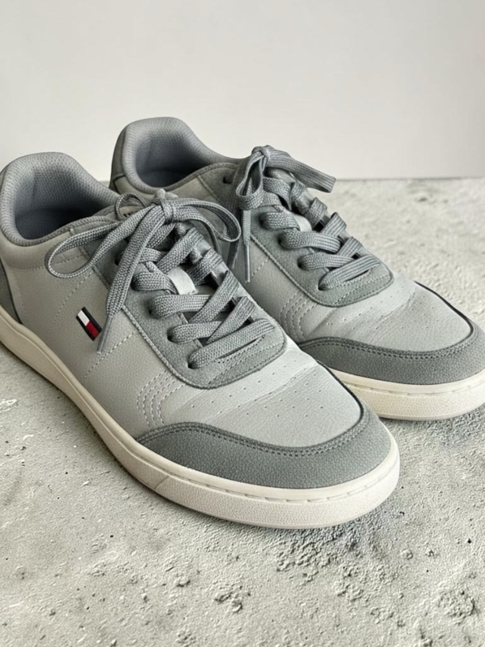 Men's Grey Low-Top Casual Sneakers with Subtle Flag Accent